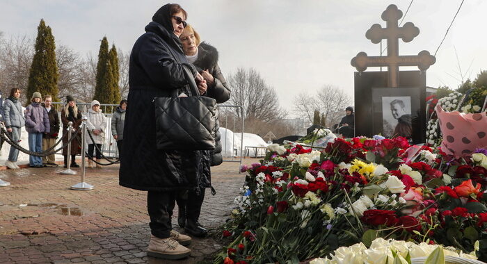 Navalny, a Mosca in molti continuano a deporre fiori sulla tomba