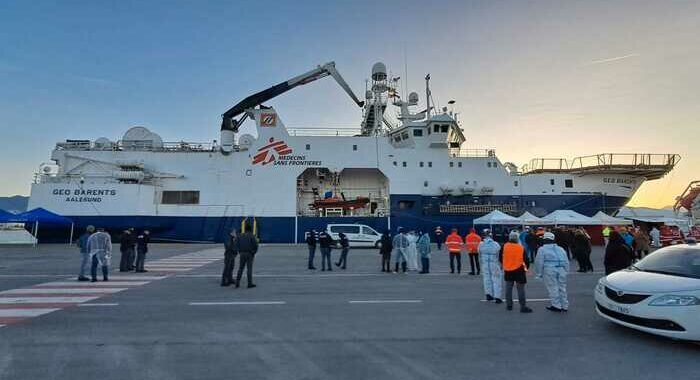 Nave Geo Barents in porto Marina di Carrara con 249 migranti