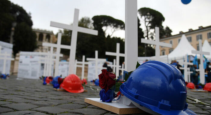 Operaio cade nel vuoto e muore in un cantiere nel Bresciano