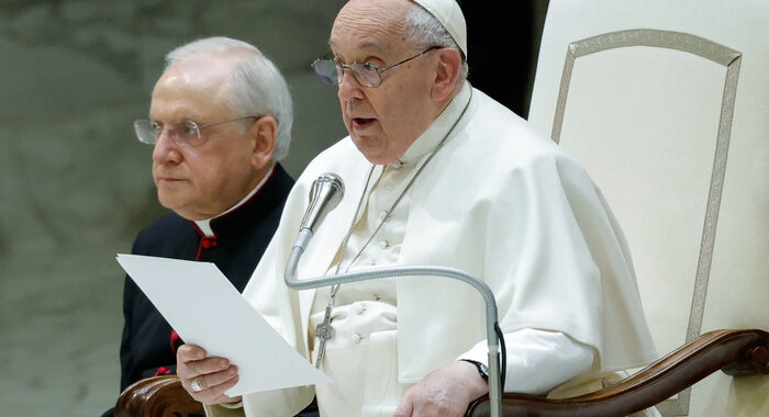 Papa non legge discorsi e tossisce, ‘ho la bronchite’