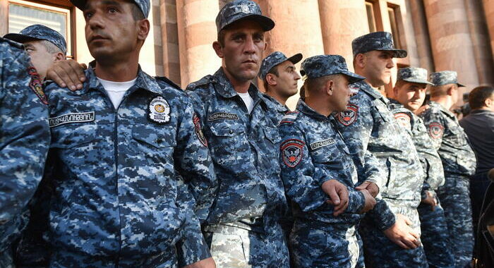 Persone armate in stazione di polizia in Armenia, feriti