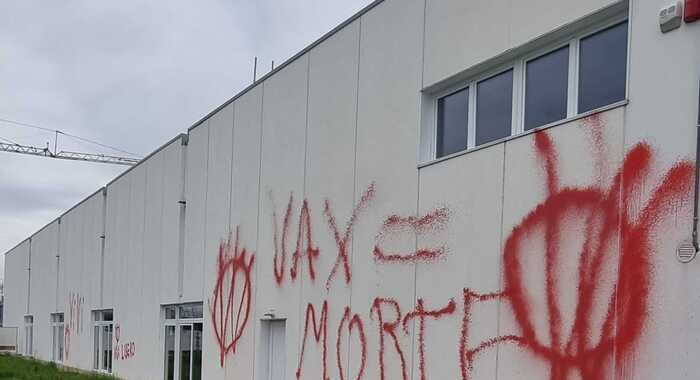 Scritte no vax vicino a Bergamo,lunedì ricordo vittime