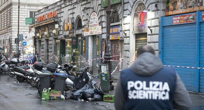 Spari in strada a Roma, uomo gambizzato