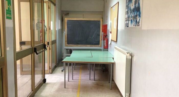 Studente rimproverato picchia il docente, omero fratturato