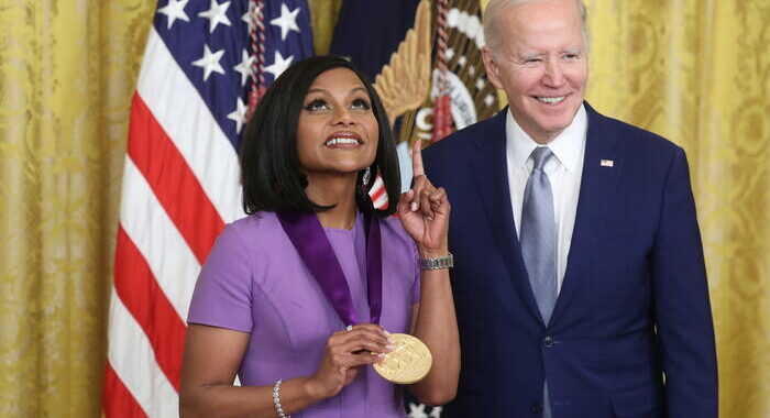 Usa 2024, Mindy Kaling scherza su età Biden: io un’adolescente