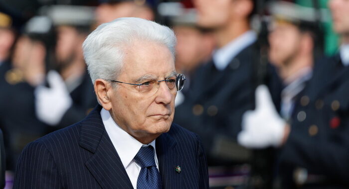 25 Aprile: Mattarella depone una corona al Milite ignoto