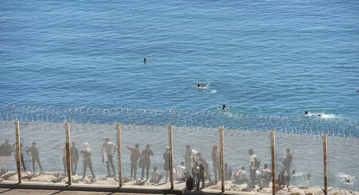 Arrivi a nuoto dei migranti minori a Ceuta aumentati del 550%