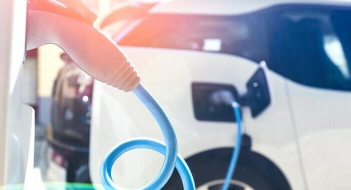 Aumenti a due cifre per carica auto eletriche, fino a +69%