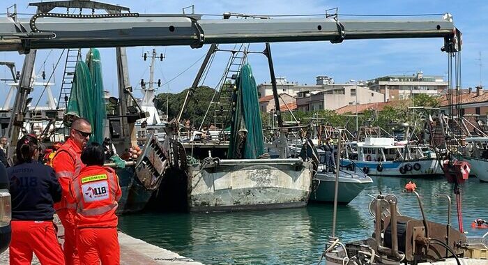 Auto nel porto canale a Rimini, sommozzatori in azione