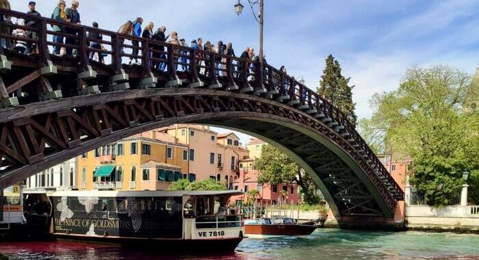 Canal Grande colorato di verde e rosso, bloccati francesi