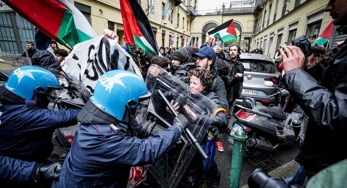 Corteo a Torino, sette contusi tra le forze dell’ordine