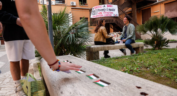 Due studentesse incatenate al Rettorato della Sapienza