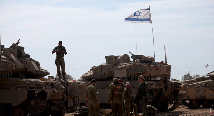 ‘Esercito israeliano ammassa tank al valico per Rafah’