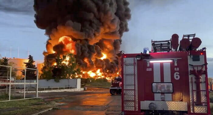 Esplosioni e incendi in aeroporto militare russo in Crimea