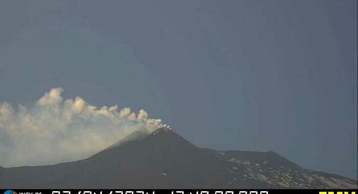 Etna: forte emissione cenere da Bocca nuova, nube alta 5 km