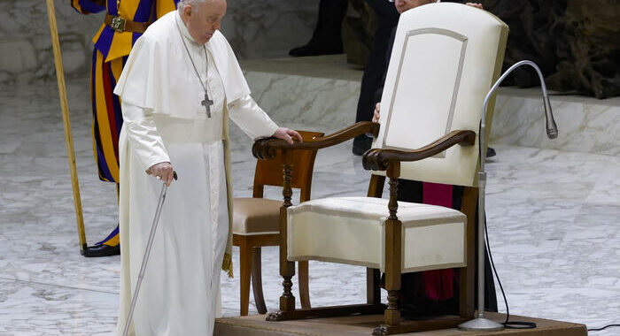 Il Papa a sorpresa in una parrocchia romana,incontra bambini