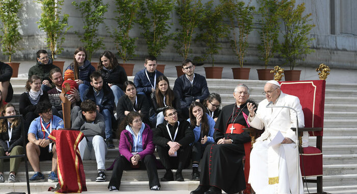 Il Papa ai giovani, ‘alzati e vai, non restare sul divano’