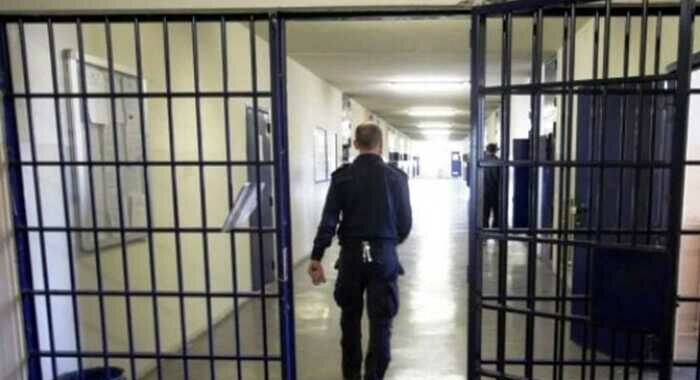In carcere ad Avellino aggredito il cappellano, un’agente ferita