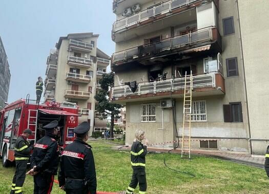 Incendio in palazzina nel Napoletano, una donna ferita