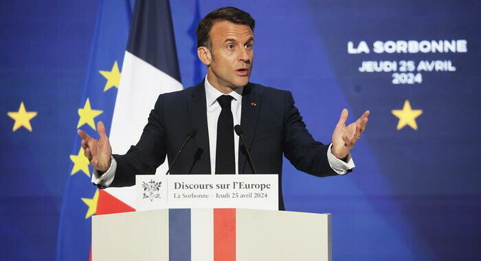 Macron, per l’Europa serve cambio di passo su difesa comune