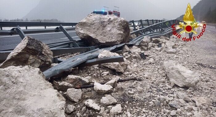 Maltempo, cade frana sull’Autostrada A23 in Friuli