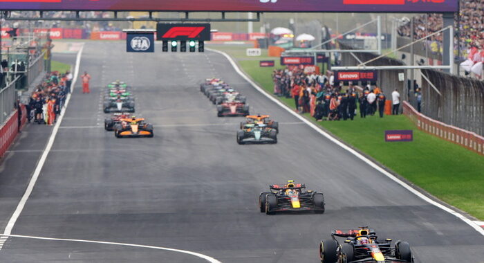 Max Verstappen vince il Gp della Cina, quarto Leclerc