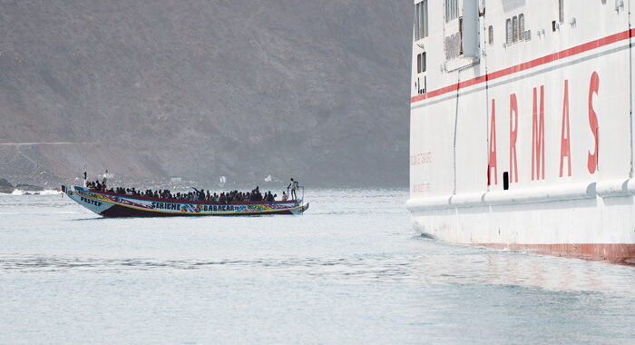 Migranti: 150 persone su 2 caicchi sbarcate alle isole Canarie