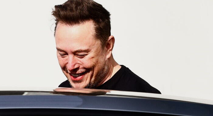 Musk annuncia il robotaxi per agosto, Tesla sale a Wall Street