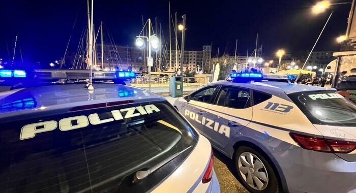 Polizia irrompe in una casa, uomo ferito da colpo pistola