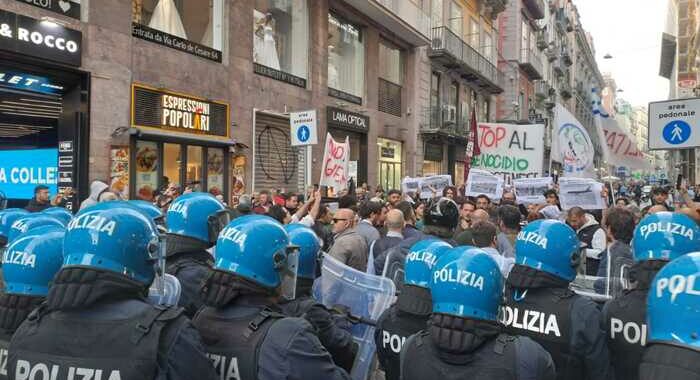 Protesta contro Nato a Napoli, scontri manifestanti-Polizia