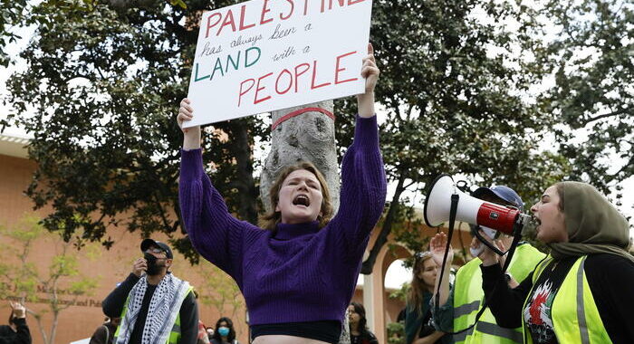 Proteste pro Gaza in campus di Los Angeles, 93 arresti