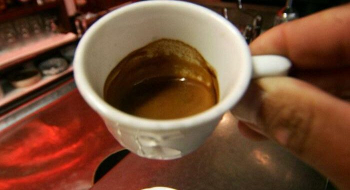 Rischio rincari caffè, prezzo medio al bar sfiora 1,20 euro