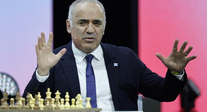 Russia, arrestato in contumacia il campione di scacchi Kasparov