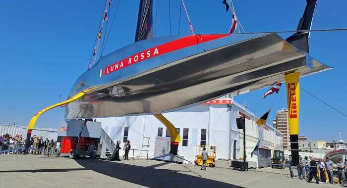 Scafo d’argento e ali gialle, ecco la nuova Luna Rossa