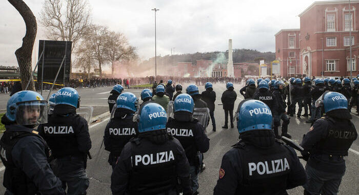 Scontri tra laziali e romanisti vicino allo stadio Olimpico