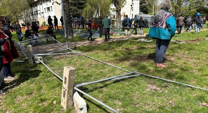 Sgombero a Bologna, ragazzi sfondano recinzione del cantiere