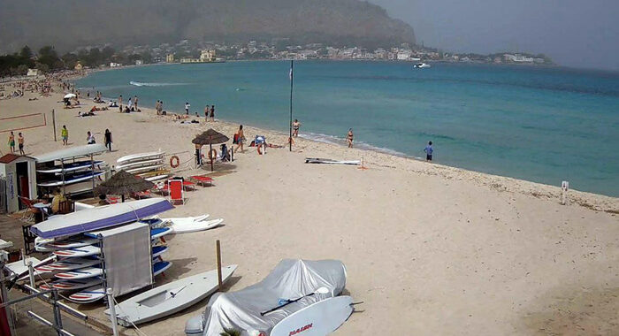 Spiagge piene, il clima estivo spinge al mare, domani il bis