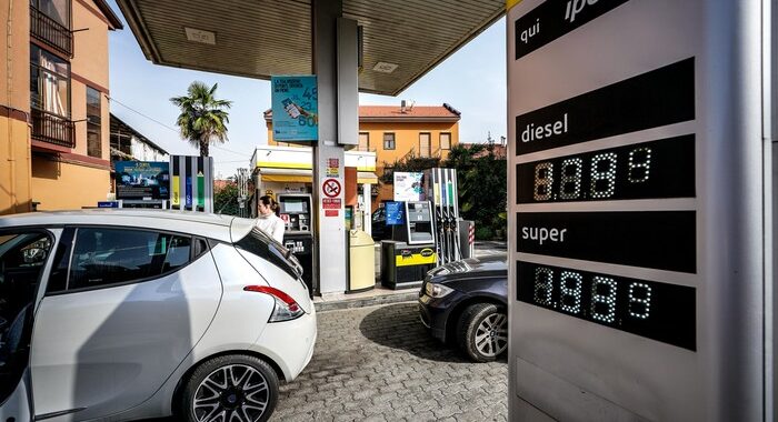 Su ogni litro di benzina 1,017 euro se ne vanno in tasse