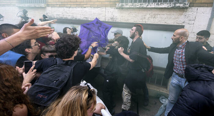 Tensioni in Sapienza; studenti, ‘ci sono fermati e feriti’