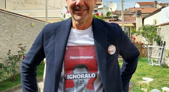 Vannacci replica al Pd, indossa t-shirt con il diktat ‘ignoralo’