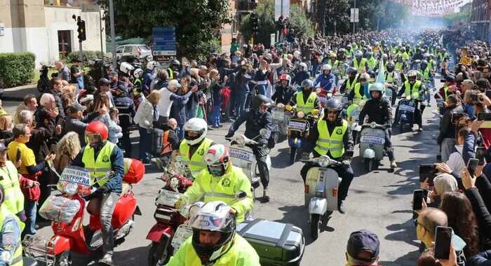 Via alla Vespa parade, in 15mila in sella al mito italiano