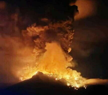 Vulcano in eruzione in Indonesia, chiuso l’aeroporto di Manado