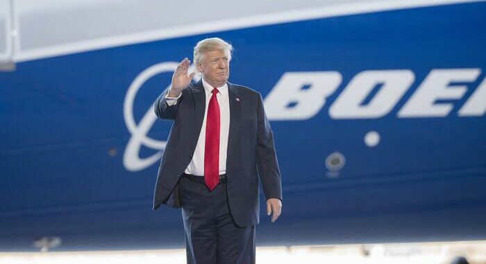 Ala del Boeing di Trump urta un aereo nello scalo della Florida