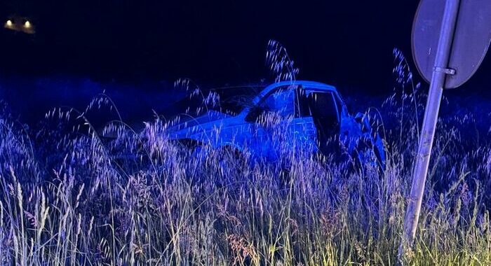 Auto si ribalta, morto un giovane e altri 3 feriti