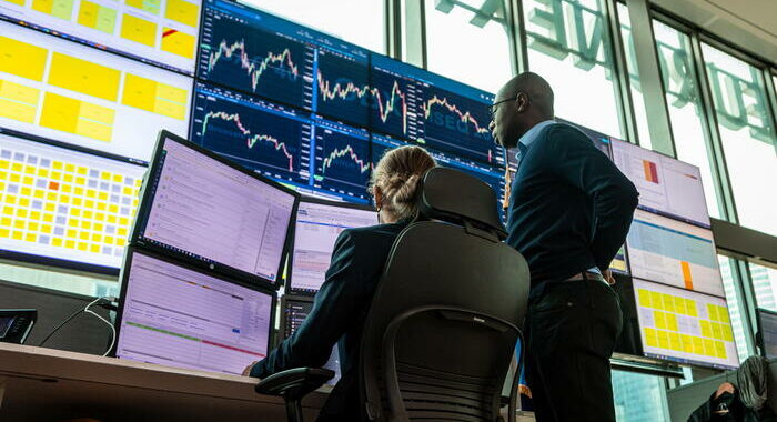 Borsa: Europa debole in apertura, Parigi -0,3%, Londra -0,11%