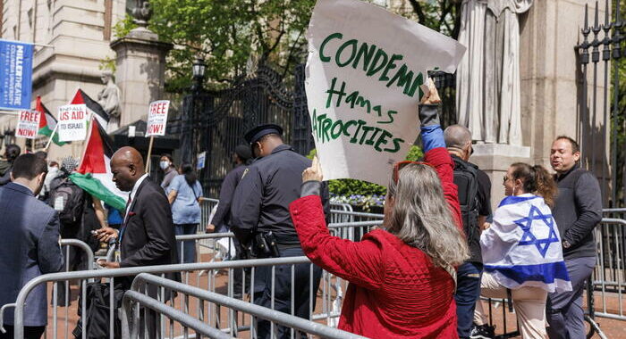 Columbia, la polizia rimanga nel campus fino al 17 maggio