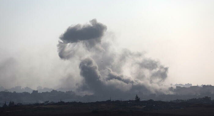 Gaza, media: 16 morti in raid di Israele sul centro della città
