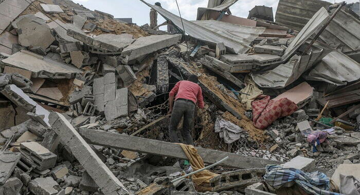 Gaza, media: 8 morti in raid Israele su campo profughi Nuseirat