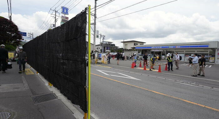 Giappone: troppi turisti, città copre panorama Monte Fuji