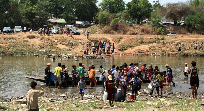 Giunta del Myanmar vieta agli uomini di lavorare all’estero